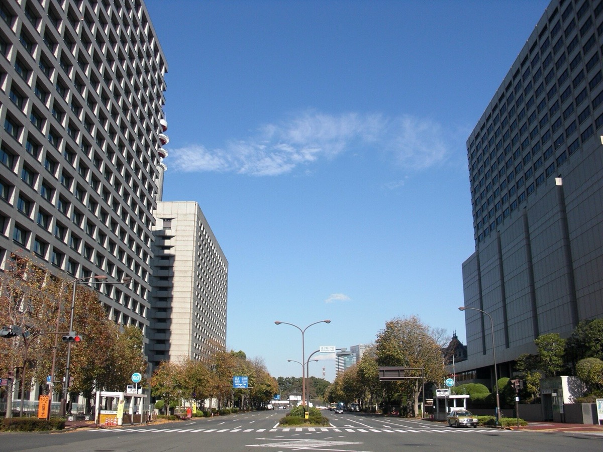 東京・霞が関の官庁街。桜田通りの両側に中央省庁の庁舎が並ぶ